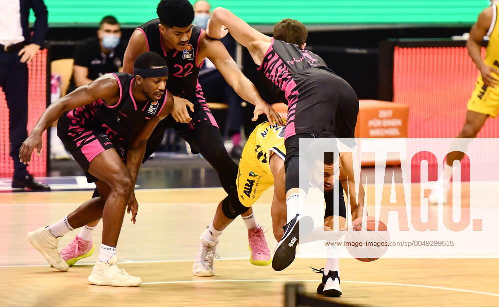 Johannes Thiemann ALBA , finds the fastest way to the ball, above him Strahinja Micovic Bonn , left Gabriel De Oliveira Bonn , josh Hagins Bonn , ALBA Berlin Telekom Baskets Bonn Basketball, easy Credit BBL , Men, Men, Men, Men, Men, Season 2020 2021 Berlin, 22 11 2020, Mercedes Benz Arena
