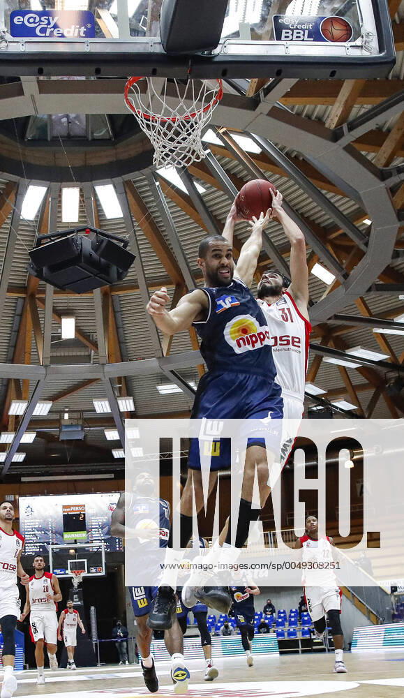 Left 06 Elias Lasisi HAKRO Merlins Crailsheim right Michele Vitali Brose Bamberg, 31 HAKRO Crailsheim Merlins Brose Bamberg, easyCredit Basketball Bundesliga, Season 2020 2021, 3 Matchday, Crailsheim, Germany, 22 11 2020, Any use of the photo is subject to a fee according to the currently valid MFM list plus VAT Copyright notice is expressly required according to paragraph 13 UrhG (German Copyright Act) Voucher copy required When using the photo outside journalistic purposes please consult the photographer for advertising For any usage other than editorial purposes please contact the author