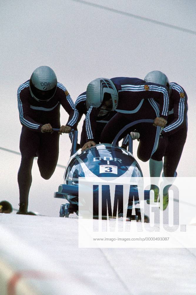 Pilot Wolfgang Hoppe, Dietmar Schauerhammer, Bogdan Musiol und Ingo Voge (DDR I) Bobsport OS Winter Herren Olympische Winterspiele 1988, Olympia, Olympiade, Spiele, Viererbob, Vierer-Bob, 4er Gruppe Olympic Park Calgary Dynamik,