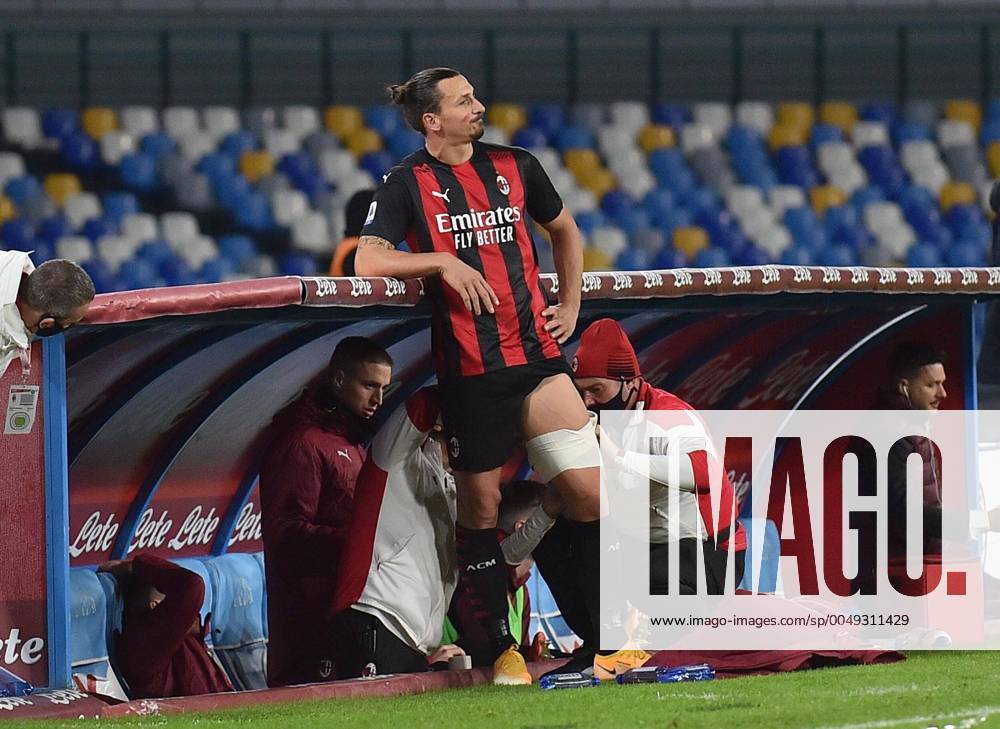 KW47 IPP20201122 Football - soccer: Serie A, SSC Neapel - AC Mailand, l infortunio muscolare a Zlatan Ibrahimovic che dopo essere uscito viene medicato con una fasciatura (Verwendung nur in Deutschland - GERMANY ONLY) *** IPP20201122 Football soccer Serie A, SSC Naples AC Milan, l infortunio muscolare a Zlatan Ibrahimovic che dopo essere uscito viene medicato con una fasciatura Use only in Germany GERMANY ONLY