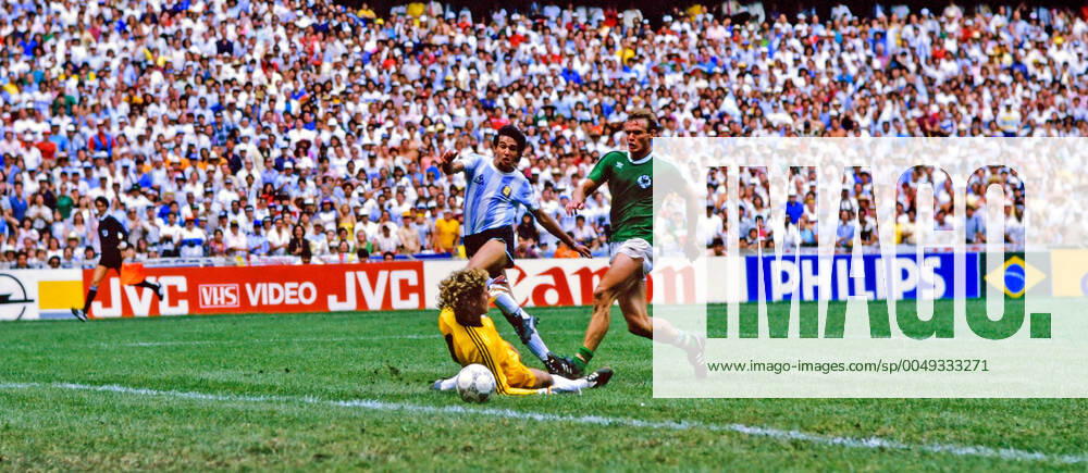 29 06 86 Argentina Germany Mexico, Mexico City, 29 06 1986, Football, FIFA World Cup 1986 in Mexico, Final, Argentina DFB Germany 3 2 v l Harald Toni Schumacher Germany , Jorge Burruchaga Argentina , Hans Peter Briegel Germany Goal 3 2 Burruchaga