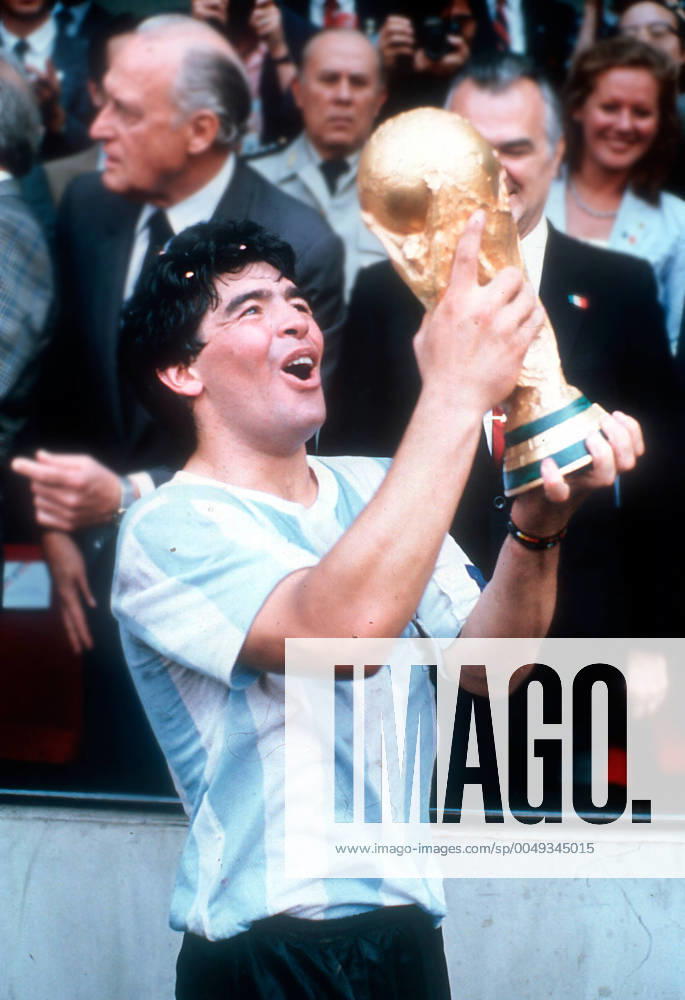 Soccer, World Cup 1986 in Mexico, Final Germany Argentina, 2 3, 29 06 1986 CHEERING Argentina Diego MARADONA with the World Cup trophy FOTO WEREK press photo agency MODELxRELEASExx
