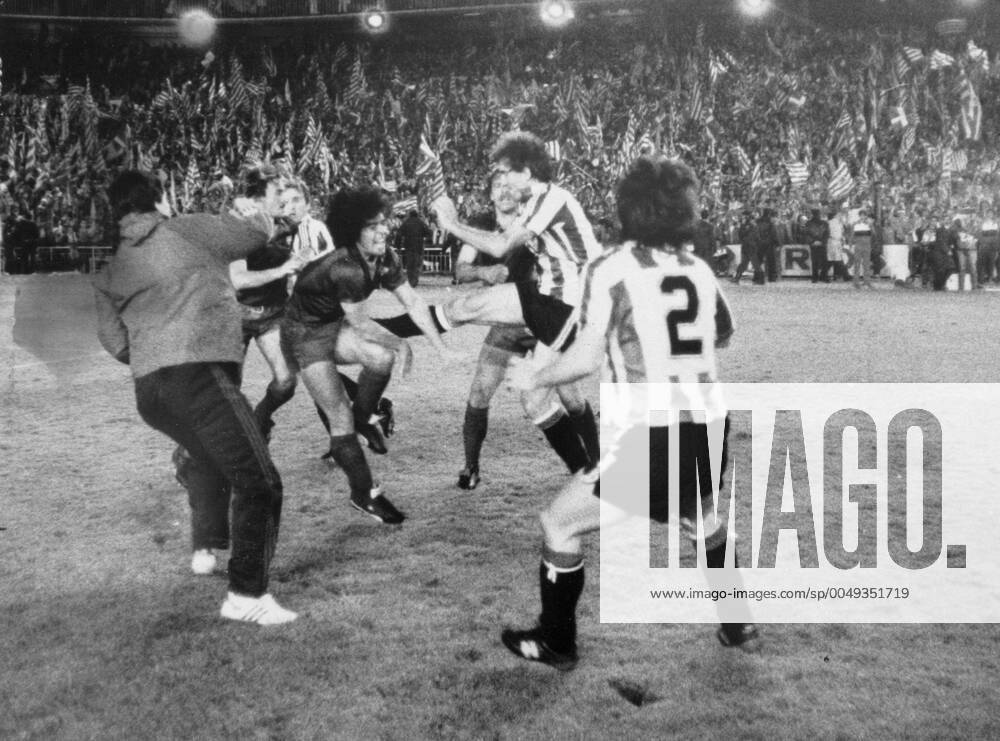 DURISIMA ENTRADA DE GOICOECHEA A MARADONA EN LA FINAL DE LA COPA DEL REY, ENTRE EL BARCELONA Y EL ATHLETIC DE BILBAO MAYO 1984 - 20050607