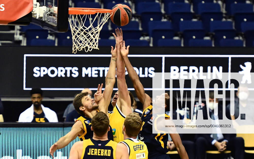 Luke Sikma ALBA , fighting for the ball against Errick McCollum Moscow , Egor Vyaltsev Moscow , ALBA Berlin Khimki Moscow Basketball, Turkish Airlines Euroleague, Group stage, Preliminary round, Men, Men, Men, Men, Season 2020 2021 Berlin, 26 11 2020 Mercedes Benz Arena