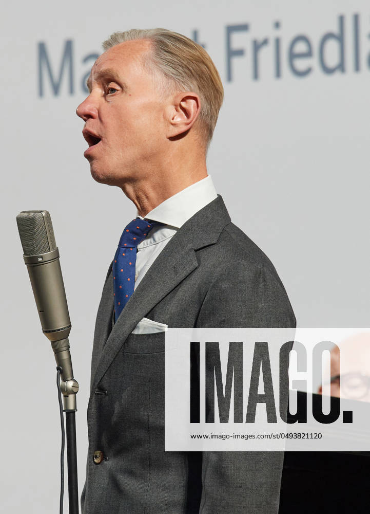 Singer Max Raabe sings the song Es wird wieder gut for award winner Margot Friedlaender Friedländer on June 4, 2024 in Berlin Holocaust survivor Margot Friedlaender was awarded the Mevluede Genc Medal of the State of North Rhine-Westphalia
