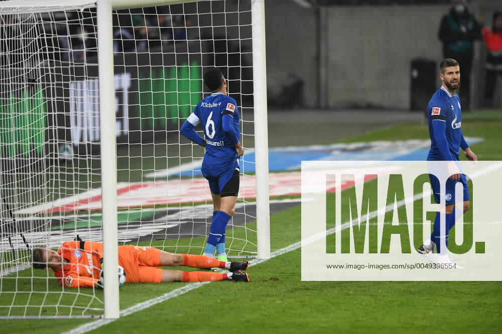 Borussia Mönchengladbach FC Schalke 04 28 11 2020 Schalke after the first goal V l Tw Rönnow, Omar Mascarell and Matija Nastasic DFL REGULATIONS PROHIBIT ANY USE OF PHOTOGRAPHS AS IMAGE SEQUENCES AND OR QUASI VIDEO HM