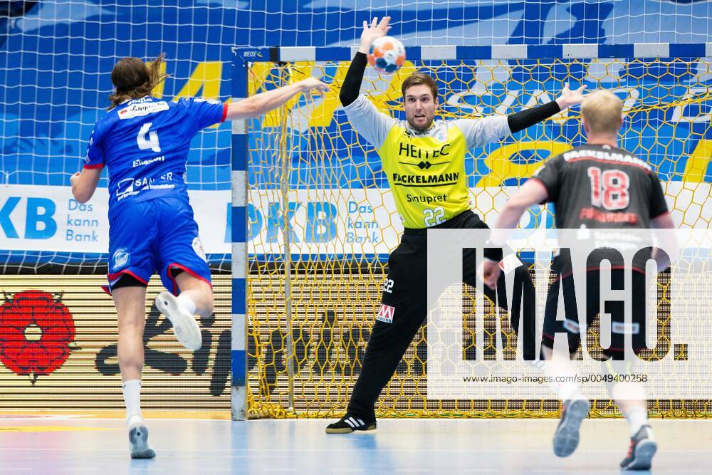 V l Bjarki Mar Elisson TBV Lemgo Lippe 4 , Klemen Ferlin HC Erlangen 22 , Sebastian Firnhaber HC Erlangen 18 GER, Handball, 1 Bundesliga, TBV Lemgo Lippe against HC Erlangen, 28 11 2020 Lemgo