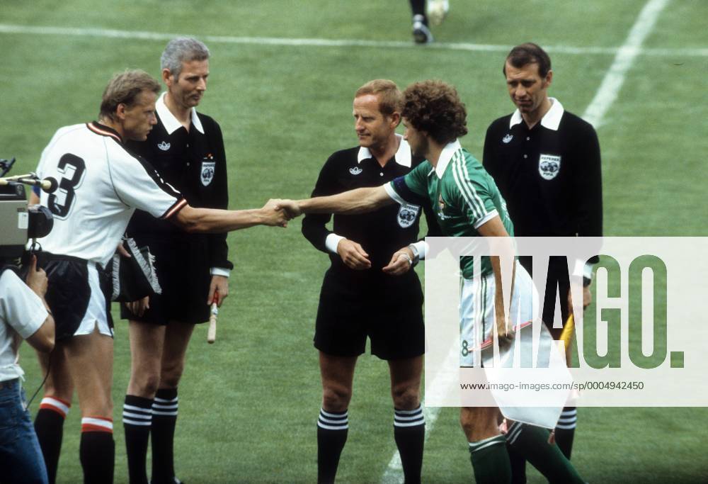 Erich Obermayer (Österreich, li.), Martin O Oneill (Nordirland, 2.v.re.) und FIFA Schiedsrichter Adolf Prokop (DDR, Mitte) - DEUTSCHSPRACHIGE SPORTZEITSCHRIFTEN UND -ZEITUNGEN NUR NACH RÜCKSPRACHE Fußball Länderspiel Herren WM 1982, Nationalteam, Nationaltrikot, Österreich - Nordirland 2:2 Gruppe Madrid