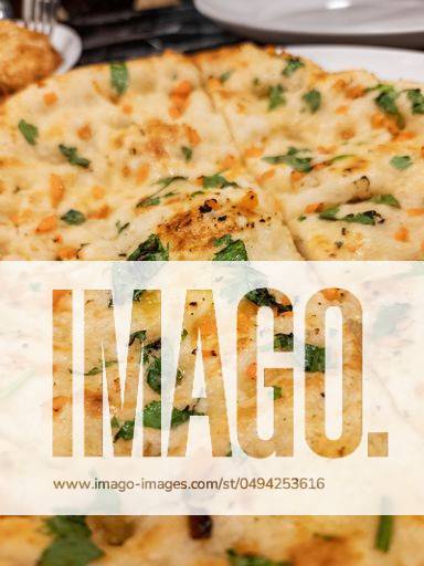 IMAGO Creative, Food, Brot, Naan Flat bread Naan with sesame, middle east arab menu. Dinner menu. 24388223 RECORD DATE NOT STATED
