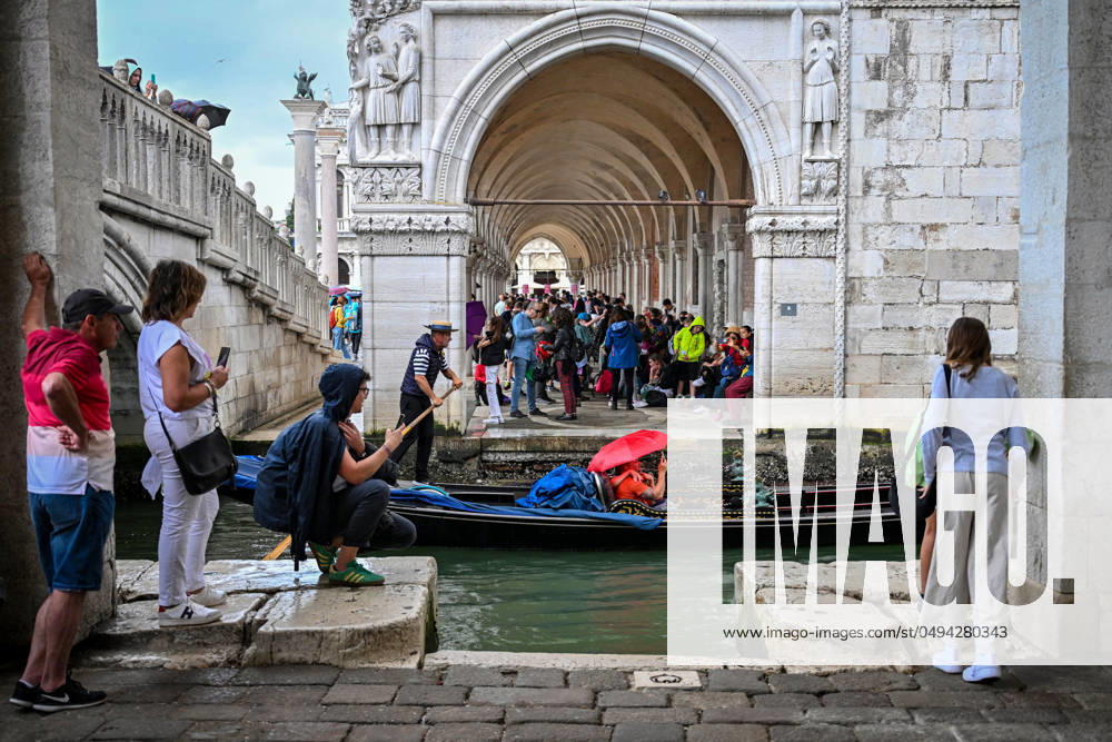 Tourism Vacation Travel Italy Venice 26 05 2024, Italy, Veneto, Venice At the Bridge of Sighs Palazzo Duale Gondola in the Rain Gondolier Shelter Copyright Eberhard Thonfeld Venice Veneto Italy