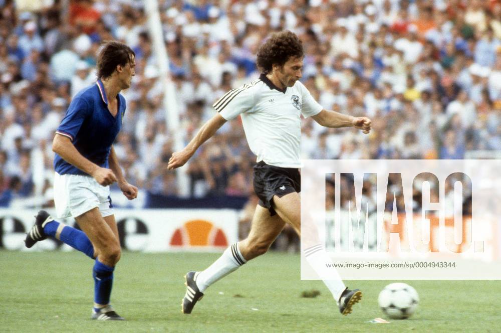 Paul Breitner (BR Deutschland, re.) gegen Marco Tardelli (Italien) - DEUTSCHSPRACHIGE SPORTZEITSCHRIFTEN UND -ZEITUNGEN NUR NACH RÜCKSPRACHE Fußball Länderspiel Herren WM 1982, Finale, Nationalteam, Nationaltrikot, BRD, Italien - BR Deutschland 3:1 Gruppe Madrid Dynamik,