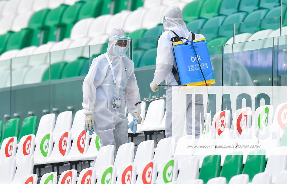 KW49 Bilder des Jahres 2020, Sport 11 November (201201) -- DOHA, Dec. 1, 2020 -- Members of staff disinfect the seats before the Group F football match of the AFC Champions League between FC Tokyo and Ulsan Hyundai FC in Doha, Qatar, Nov. 30, 2020. (Photo by Xinhua) (SP)QATAR-DOHA-FOOTBALL-AFC CHAMPIONS LEAGUE Nikku