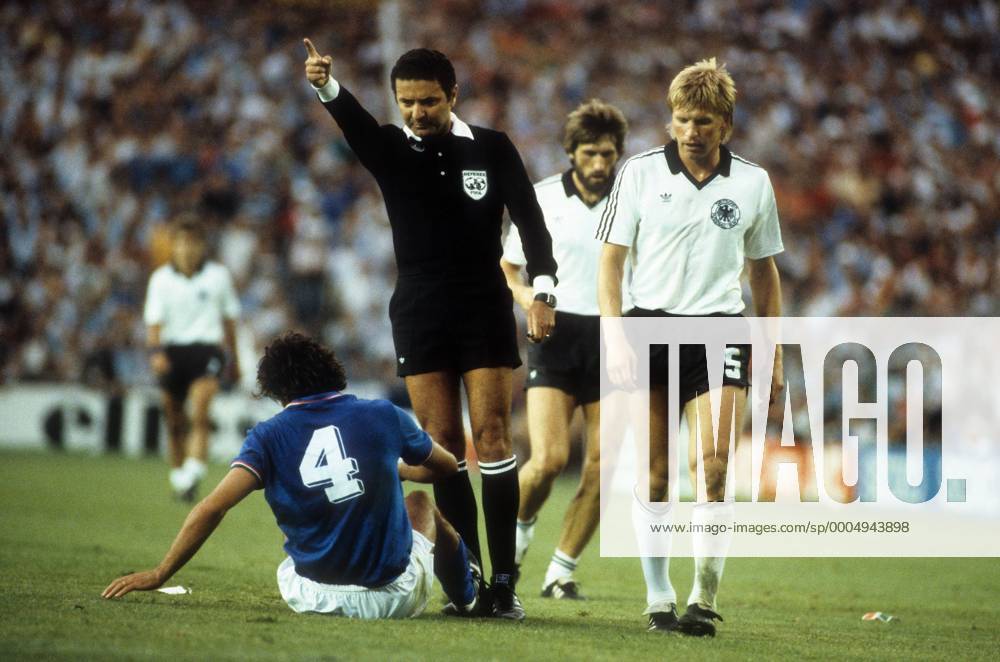 FIFA Schiedsrichter Arnaldo Coelho (Brasilien, Mitte) mit Antonio Cabrini (Italien, li.) und Bernd Förster (BR Deutschland) - DEUTSCHSPRACHIGE SPORTZEITSCHRIFTEN UND -ZEITUNGEN NUR NACH RÜCKSPRACHE Fußball Länderspiel Herren WM 1982 Finale, Nationalteam, Nationaltrikot BRD, Italien - BR Deutschland 3:1 Gruppe Madrid