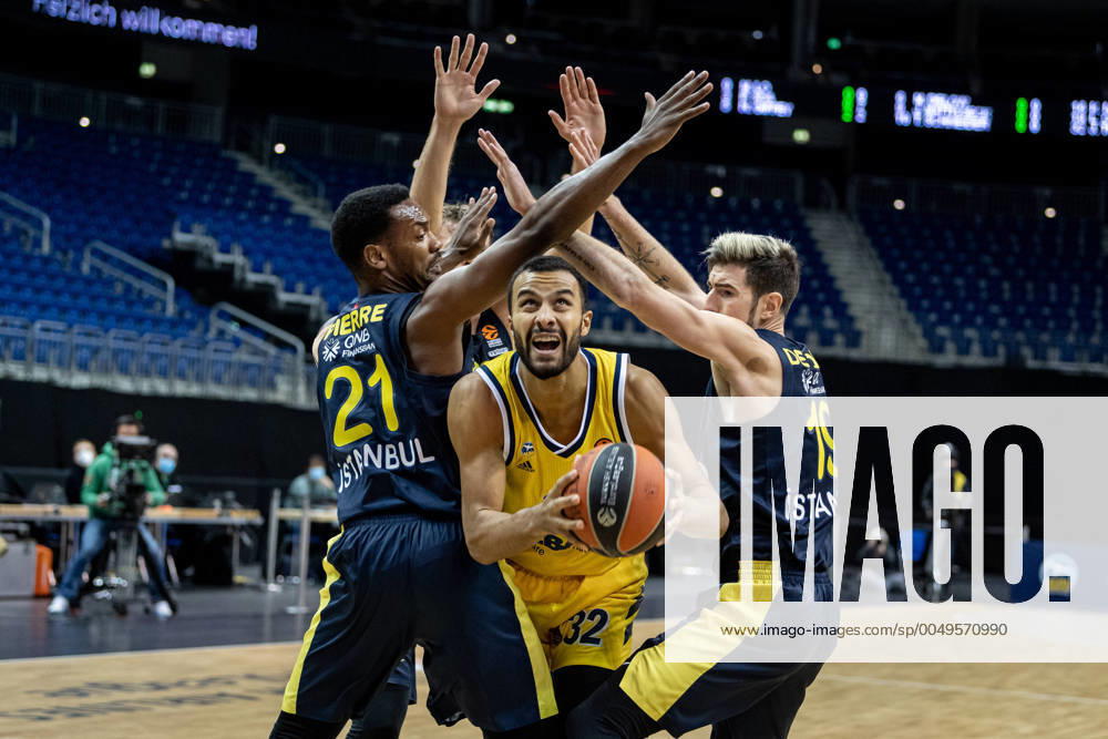 Basketball Berlin 10 12 2020 Season 2020 2021 Euroleague Regular Season Preliminary round Alba Berlin vs Fenerbahce Beko Istanbul Johannes Thiemann Alba Berlin, No 32 Nando De Colo Fenerbahce, No 19 Dyshawn Pierre Fenerbahce, No 21