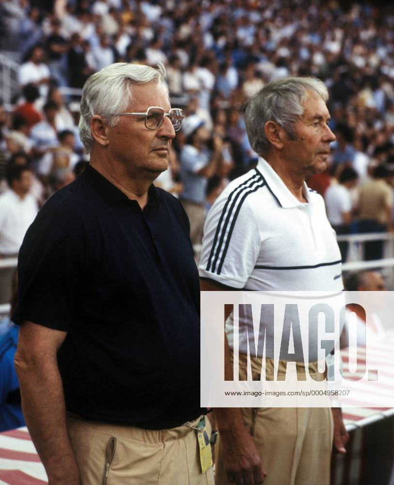 Bundestrainer Jupp Derwall (li.) und Masseur Erich Deuser (beide BR Deutschland) - DEUTSCHSPRACHIGE SPORTZEITSCHRIFTEN UND -ZEITUNGEN NUR NACH RÜCKSPRACHE Fußball Länderspiel Herren WM 1982, Nationalteam, Halbfinale, BRD Gruppe Sevilla Nachdenklichkeit,