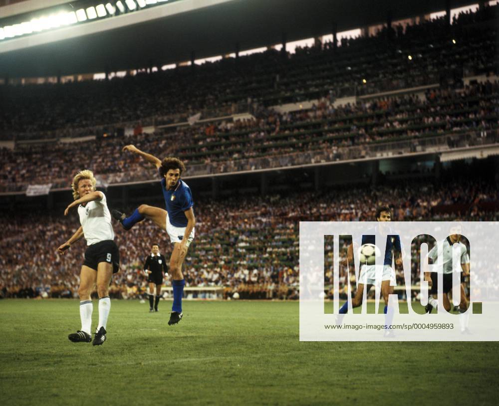 Horst Hrubesch (BR Deutschland, li.) gegen Fulvio Collovati (Italien) - DEUTSCHSPRACHIGE SPORTZEITSCHRIFTEN UND -ZEITUNGEN NUR NACH RÜCKSPRACHE Fußball Länderspiel Herren WM Finale 1982, Nationalteam, Nationaltrikot, BRD, BR Deutschland - Italien 1:3 Gruppe Madrid Dynamik,