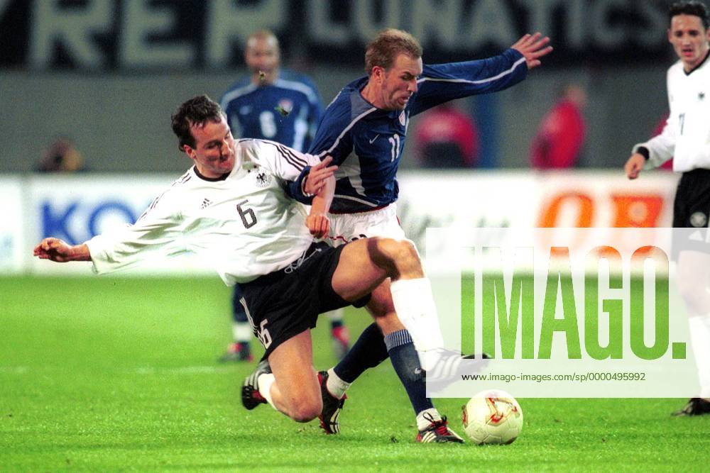 Jens Jeremies (Deutschland, li.) gegen Clint Mathis (USA) Fußball Länderspiel Herren Freundschaftsspiel 2002, Nationalmannschaft, Nationalteam, Nationaltrikot, Deutschland - USA 4:2 Gruppe Ostseestadion Rostock Dynamik, Kampf,