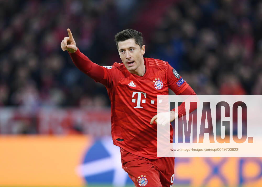 Archive image Football International, World Player 2020 Robert Lewandowski FC Bayern Muenchen FOOTBALL CHAMPIONS LEAGUE SEASON 2019 2020 Preliminary Round Group B FC Bayern Muenchen Olympiakos Piraeus 06 11 2019 CHEER FC Bayern Muenchen Goal scorer to 1 0 Robert Lewandowski.