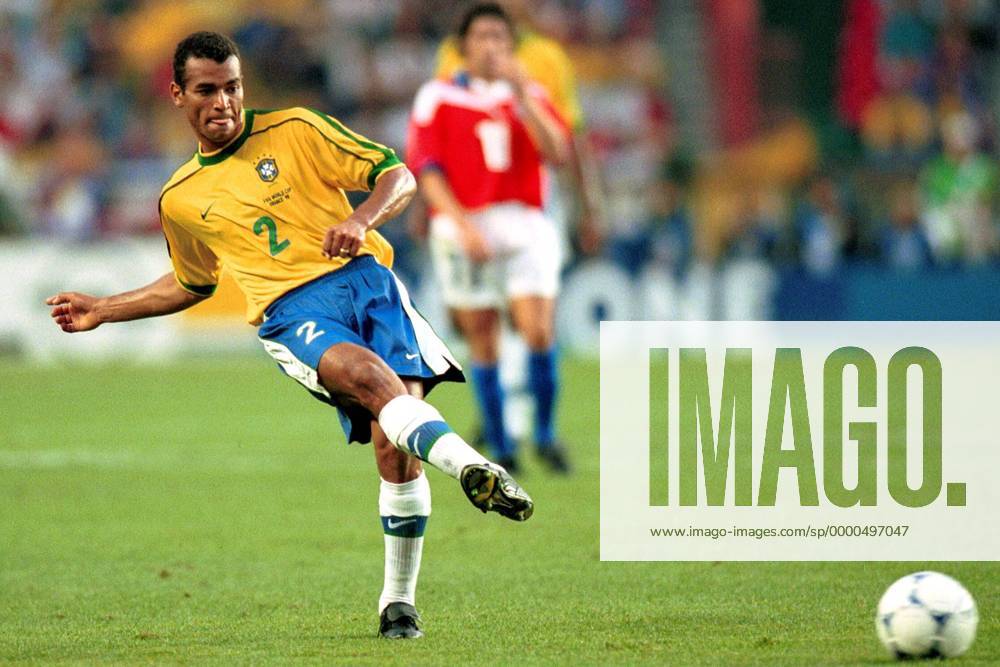 Cafu (Brasilien) am Ball Fußball WM Herren Weltmeisterschaft 1998, Nationalmannschaft, Nationalteam, Nationaltrikot, Länderspiel, Vneg Einzelbild Parc des Princes, Prinzenpark Paris