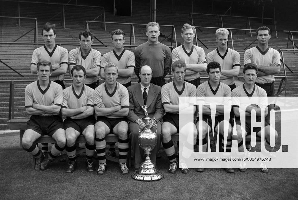 Wolverhampton Wanderers group with trophy. First Division Champions season.Back row : L to R. E.Clamp,J.Murray,G.Harris,M.Finlayson,W.Slater,Ron Flowers,E.Stuart. Front row : R.Mason,N.Deeley,Billy Wright,Stan Cullis (coach), P.Broadbent,C.Booth,J.Mullen. o0 englischer Meister Meisterschaft o0 Objekte Pokal Trophäe o0 Totale