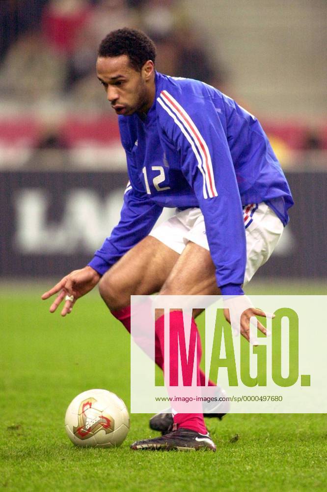 Thierry Henry (Frankreich) Fußball Länderspiel Herren Freundschaftsspiel 2002, Nationalmannschaft, Nationalteam, Nationaltrikot Einzelbild Stade de France Paris Dynamik