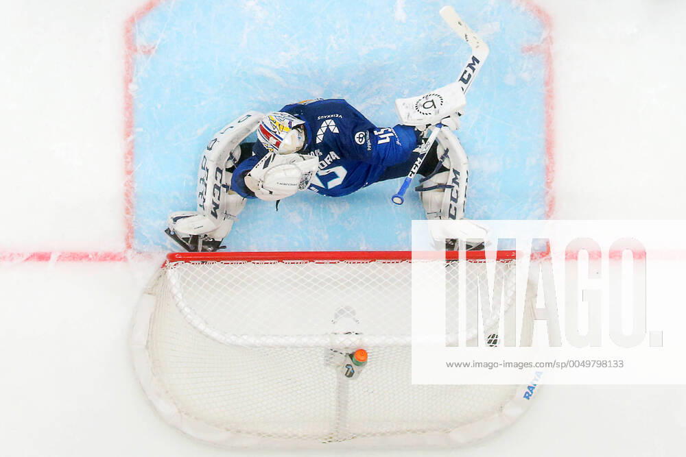 Bilder des Jahres 2020, Sport 12 Dezember MOSCOW, RUSSIA - DECEMBER 20, 2020: Finland s Juho Olkinuora concedes a goal in their 2020 21 Euro Hockey Tour Channel One Cup Ice hockey, Eishockey match against Russia at CSKA Arena; Russia won 5-1. Sergei Savostyanov TASS TS0F245C