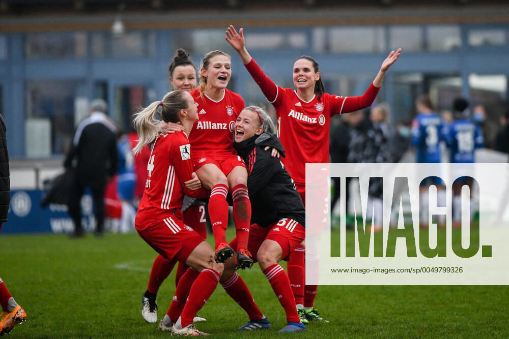 Carina Wenninger FC Bayern Muenchen celebrates with Hanna Glas FC Bayern Muenchen , Amanda Ilestedt FC Bayern Muenchen , Sarah Zadrazil FC Bayern Muenchen her 200 Bundesliga match, GER, SC Sand vs FC Bayern Muenchen, matchday 12 Flyeralarm Fussball Frauen Bundesliga, season 2020 2021 GER, SC Sand vs FC Bayern Muenchen, matchday 12 Flyeralarm Fussball Frauen Bundesliga, season 2020 2021 Willstaett