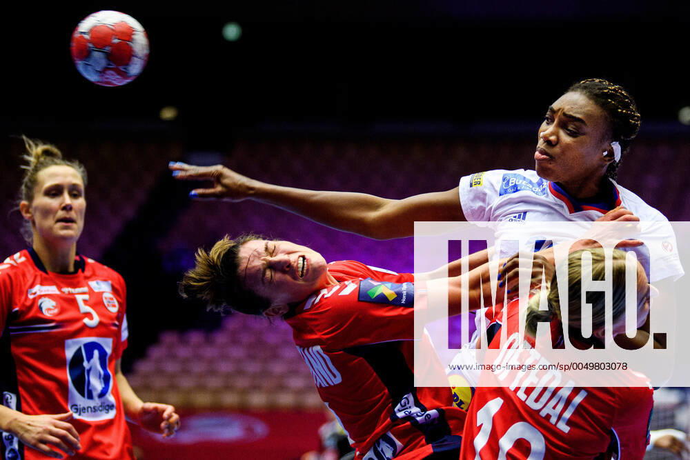 Kalidiatou Niakate of France against Stine Ruscetta Skogrand and Stine Bredal Oftedal of Norway during the EHF European Handball Championship final between France and Norway on December 20, 2020 in Herning Photo Petter Arvidson BILDBYRAN kod PA PA0140 handball handboll handball ehf euro 2020 em 2020 handball championship 2020 handball in 2020 final france norway norway day 18 dam bbeng france,