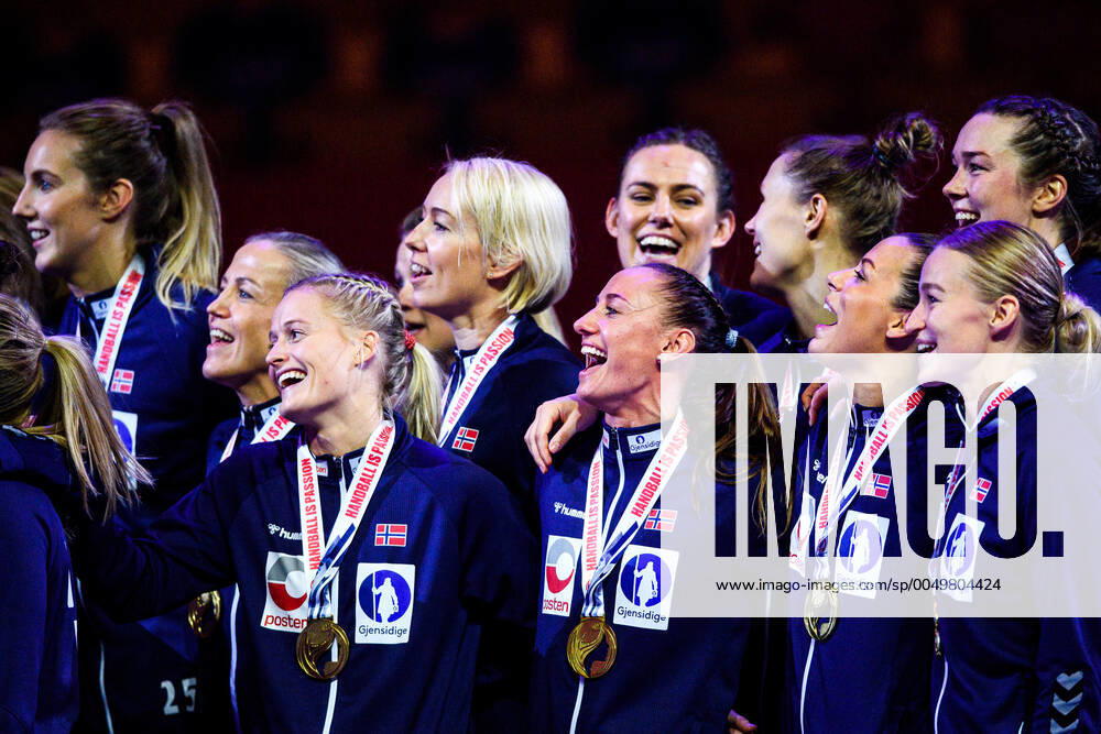 Players of Norway celebrate after the EHF European Handball Championship final between France and Norway on December 20, 2020 in Herning Photo Petter Arvidson BILDBYRAN kod PA PA0140 handball handboll handball ehf euro 2020 em 2020 handball championship 2020 handbolls em 2020 final france norway norge day 18 dam bbeng france cheers cup,