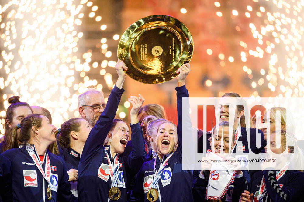 Players of Norway celebrate with the winner tros trophy after the EHF European Handball Championship final between France and Norway on December 20, 2020 in Herning Photo Petter Arvidson BILDBYRAN kod PA PA0140 handball handboll handball ehf euro 2020 em 2020 handball championship 2020 handbolls em 2020 final france norway norge day 18 dam bbeng france jubel pokal,