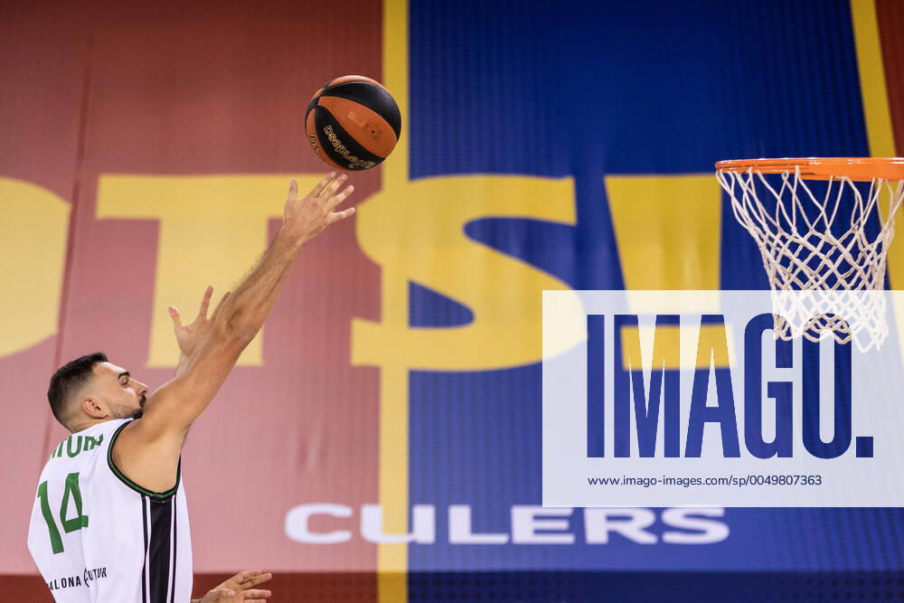 Bilder des Jahres 2020, Sport 12 Dezember December 20, 2020, Barcelona, Barcelona, Spain: Albert Ventura of Joventud Badalona shoot to basket during the Liga Endesa ACB match between FC Barcelona, Barca and Club Joventut Badalona at Palau Blaugrana on December 20, 2020 in Barcelona, Spain. Barcelona Spain - ZUMAa181 20201220_zaa_a181_168