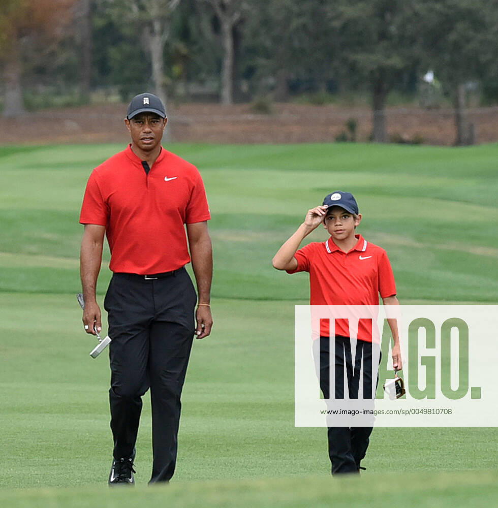 Bilder des Jahres 2020, Sport 12 Dezember December 20, 2020, Orlando, Florida, United States: Tiger Woods and his son Charlie approach the 18th green during the final round of the 2020 PNC Championship golf tournament at the Ritz-Carlton Golf Club. .Justin Thomas and his father Mike finished in first place and Woods and his son finished seventh. Orlando United States - ZUMAs197 20201220_zaa_s197_166