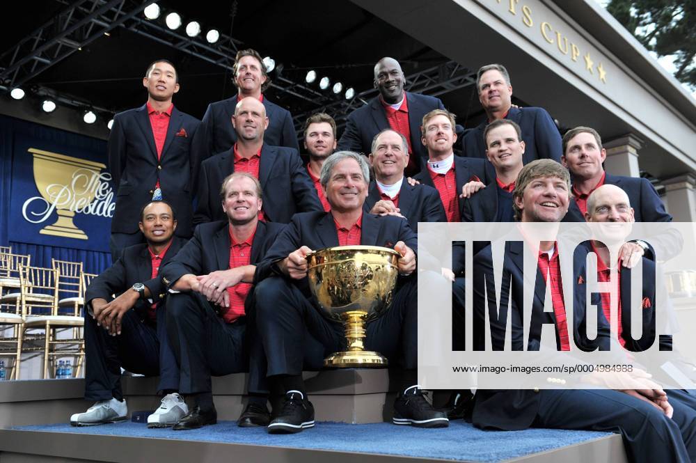 USA team photo after winning the Presidents Cup 2009, L to R Anthony Kim, Tiger Woods, Phil Mickelson, Stewart Cink, Steve Stricker, Sean O Hair, Capt. Fred Couples with trophy, Honorary Capt. Michael Jordan, Co Cpt. Jay Haas, Hunter Mahan, Kenny Perry, Zach Johnson, Lucas Glover, Justin Leonard, Jim Furyk - SFP20091011338 o0 Sieg, Sieger, Jubel, Freude, Siegerfoto, Teambild, Pokal, Trophäe, Siegerehrung o00 Objekte o00 President s