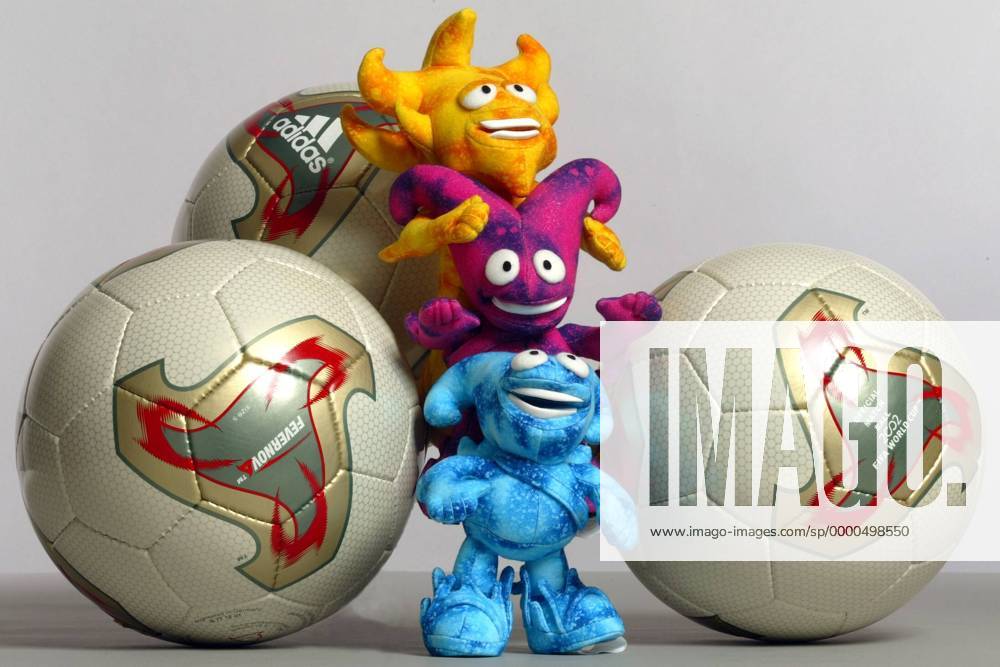 Der offizielle Spielball und die Maskottchen Ato (gelb), Kaz (lila) und Nik (blau) für die Weltmeisterschaft 2002 Fußball WM Herren Weltmeisterschaft 2002, Gruppe Berlin