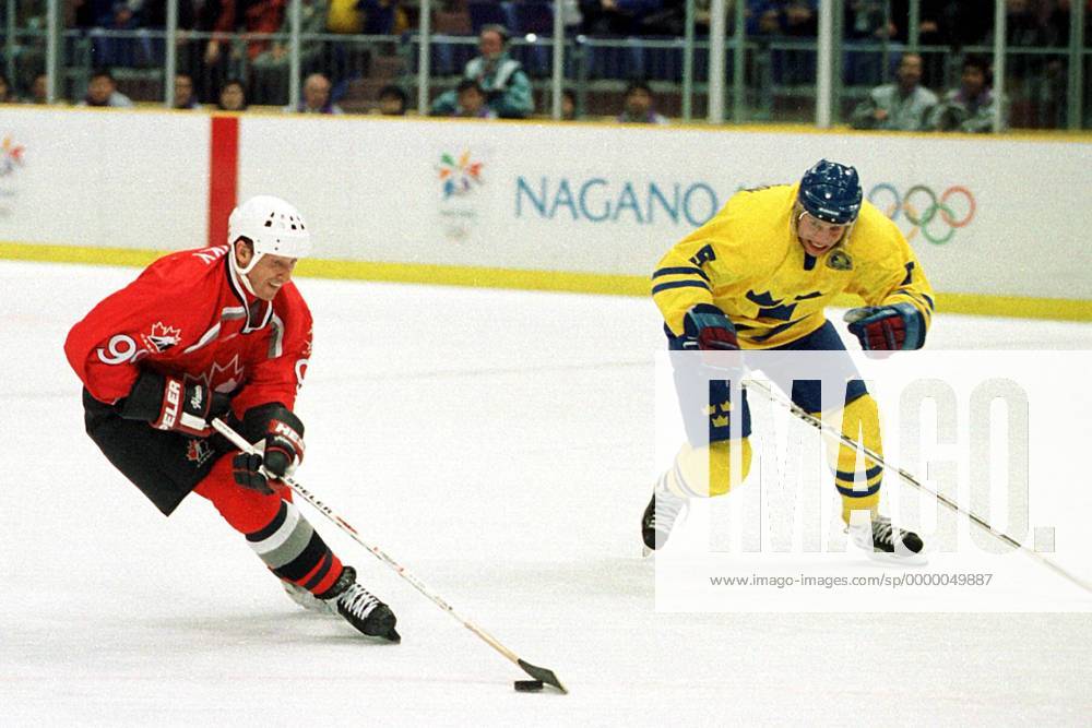 Wayne Gretzky mit der Scheibe, re. der Schwede Ulf Samuelsson Eishockey OS Winter Olympische Spiele, Winterspiele, Olympia, Olympiade, Finalrunde: Schweden - Kanada Gruppe Big Hat Nagano City Dynamik,