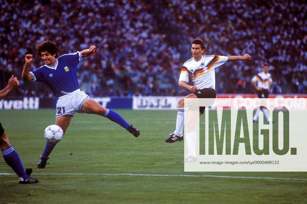 Klaus Augenthaler (Deutschland, re.) zieht ab, Pedro Antonio Troglio (Argentinien) springt ins Leere Fußball WM Herren Weltmeisterschaft 1990, Länderspiel, Finale, Endspiel, Deutschland - Argentinien 1:0 Gruppe Olympiastadion Rom Dynamik,