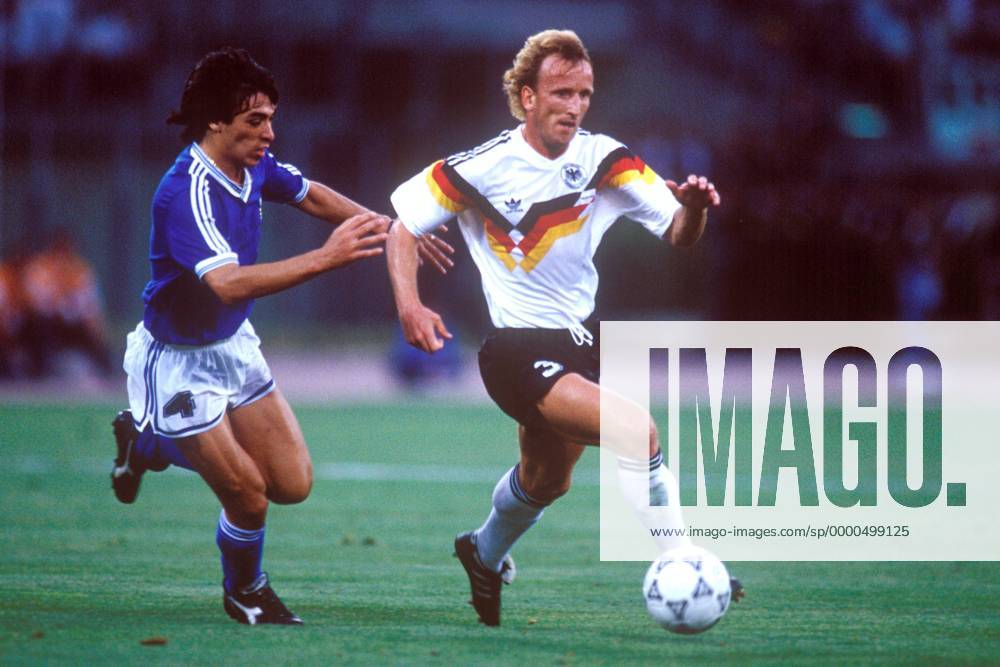 Andreas Brehme (Deutschland, re.) am Ball, daneben Jose Basualdo (Argentinien) Fußball WM Herren Weltmeisterschaft 1990, Länderspiel, Finale, Endspiel, Deutschland - Argentinien 1:0 Gruppe Olympiastadion Rom Dynamik,