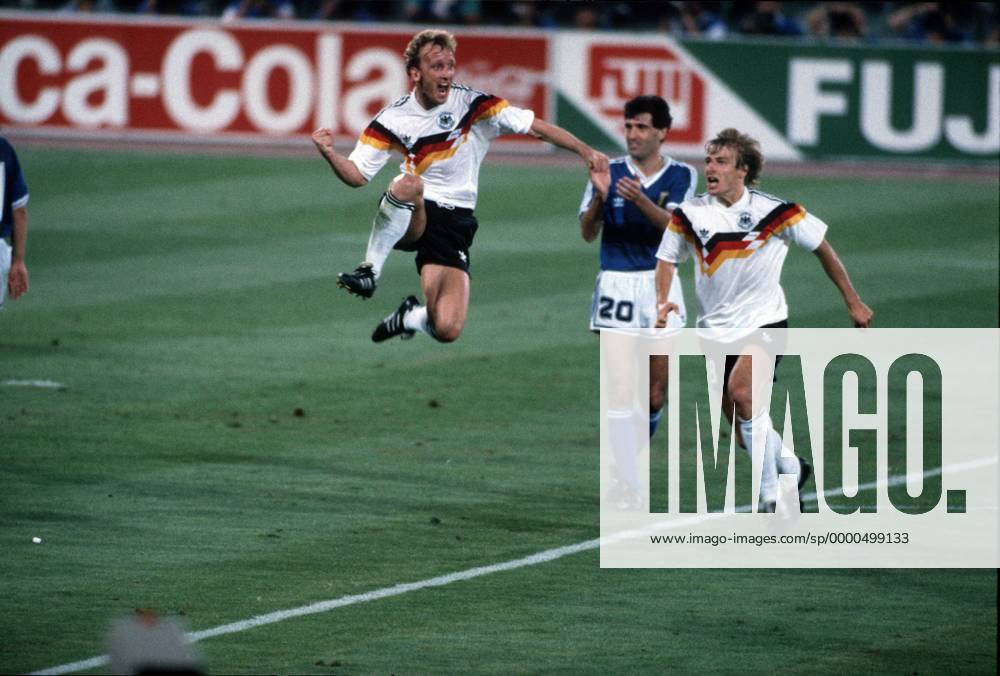 Torschütze Andreas Brehme (li.) und Jürgen Klinsmann (beide Deutschland) - Torjubel Fußball WM Herren Weltmeisterschaft 1990, Länderspiel, Finale, Endspiel, Deutschland - Argentinien 1:0 Gruppe Olympiastadion Rom Höhe, Freude, Begeisterung,