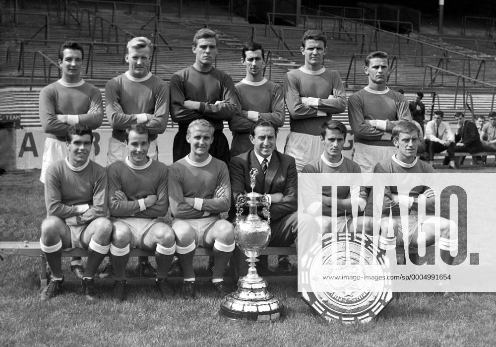 Everton FC Team group season League Division One Champions.L to R. back row : Alex Parker,Jimmy Gabriel,Gordon West,Roy Vernon,Brian Labone,Mick Meagan. Front row : Alex Scott,Dennis Stevens,Alex Young,Harry Catterick (Coach),Derek Temple,Tony Kay. o00 Objekte Aufmacher o0 Vsw o0 Totale