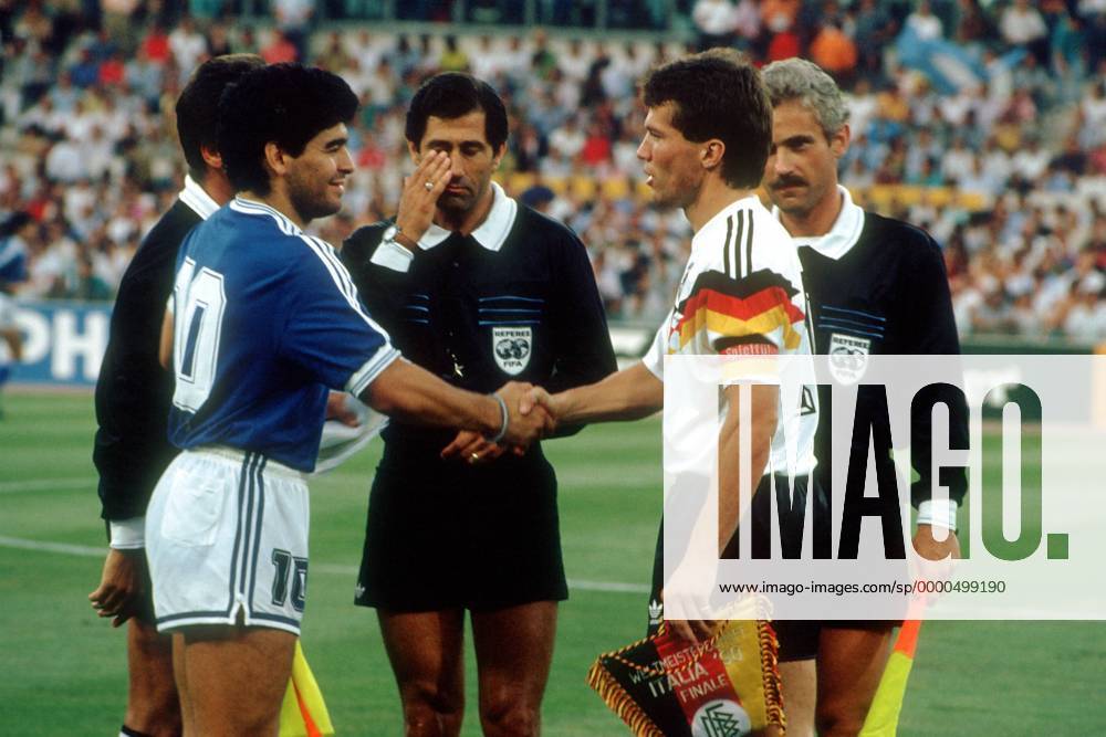 Diego Armando Maradona (Argentinien, li.) und Lothar Matthäus (Deutschland) - Wimpeltausch, dahinter das Schiedsrichtergespann, Schiedsrichter Edgardo Codesal Mendez (Mexiko), Linienrichter Armando Perez Hoyos (Kolumbien) und Michal Listkiewicz (Polen) Fußball WM Herren Weltmeisterschaft 1990, Länderspiel, Finale, Endspiel, Deutschland - Argentinien 1:0 Gruppe Olympiastadion Rom Harmonie,