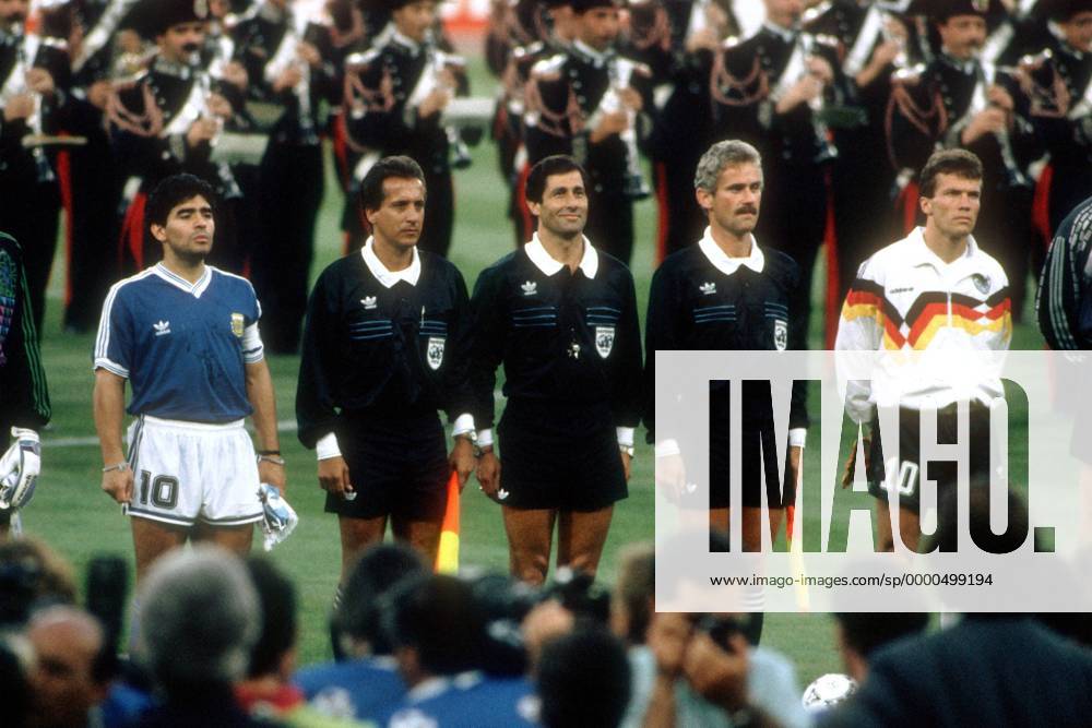 V. li.: Diego Armando Maradona (Argentinien), Linienrichter Armando Perz Hoyos (Kolumbien), Schiedsrichter Edgardo Codesal Mendez (Mexiko), Linienrichter Michal Listkiewicz (Polen) und Lothar Matthäus (Deutschland) Fußball WM Herren Weltmeisterschaft 1990, Länderspiel, Finale, Endspiel, Deutschland - Argentinien 1:0 Gruppe Olympiastadion Rom