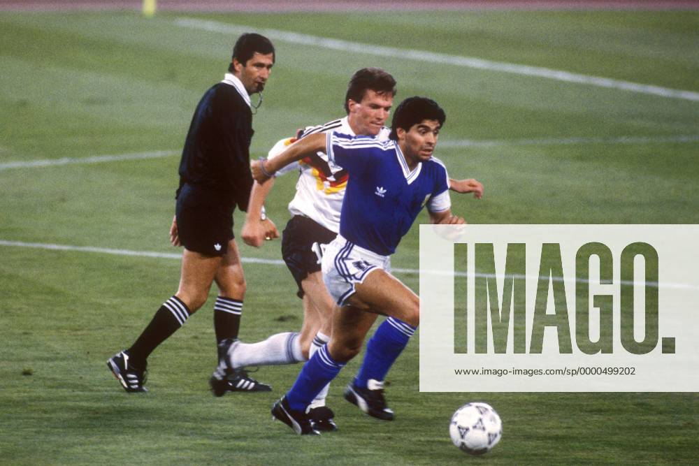 Diego Armando Maradona (Argentinien, re.) gegen Lothar Matthäus (Deutschland), dahinter Schiedsrichter Edgardo Codesal Mendez (Mexiko) Fußball WM Herren Weltmeisterschaft 1990, Länderspiel, Finale, Endspiel, Deutschland - Argentinien 1:0 Gruppe Olympiastadion Rom Dynamik,