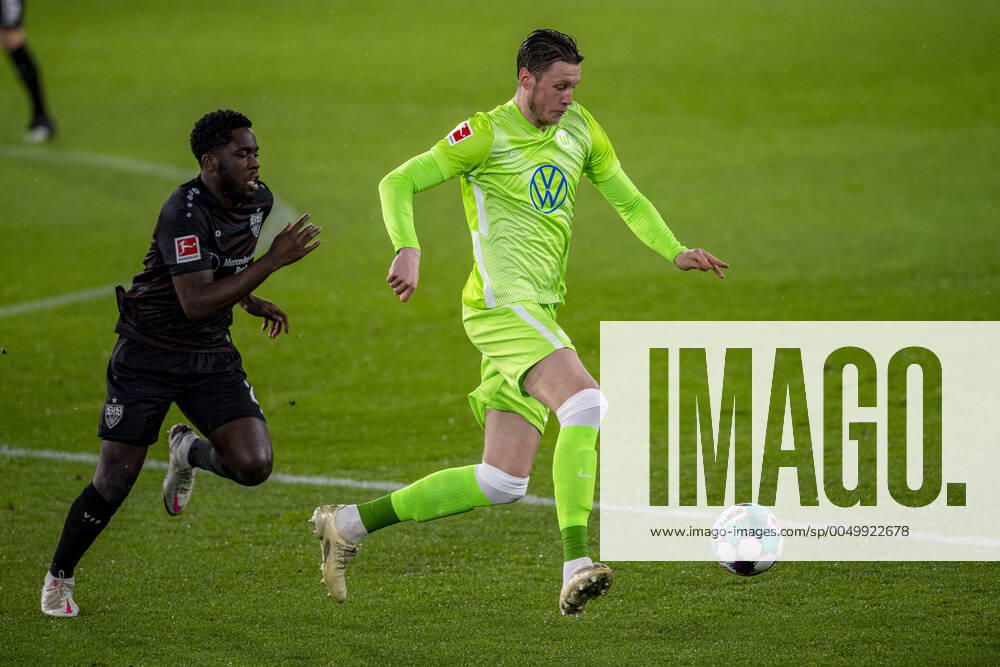 Fußball 1 Bundesliga, Saison 2020 2021, 13 Spieltag, VfL Wolfsburg vs VfB Stuttgart on 20 12 2020 at Volkswagen Arena in Wolfsburg Stuttgarts Orel Mangala l and Wolfsburgs Wout Weghorst battle for the ball DFL REGULATIONS PROHIBIT ANY USE OF PHOTOGRAPHS AS IMAGE SEQUENCES AND OR QUASI VIDEO