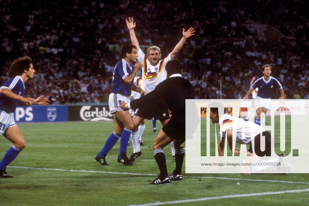 Rudi Völler (Deutschland, hinten) beschwert sich über die Entscheidung von Schiedsrichter Edgardo Codesal Mendez (Mexiko), am Boden kniet Klaus Augenthaler (Deutschland) Fußball WM Herren Weltmeisterschaft 1990, Länderspiel, Finale, Endspiel, Deutschland - Argentinien 1:0 Gruppe Olympiastadion Rom Wut