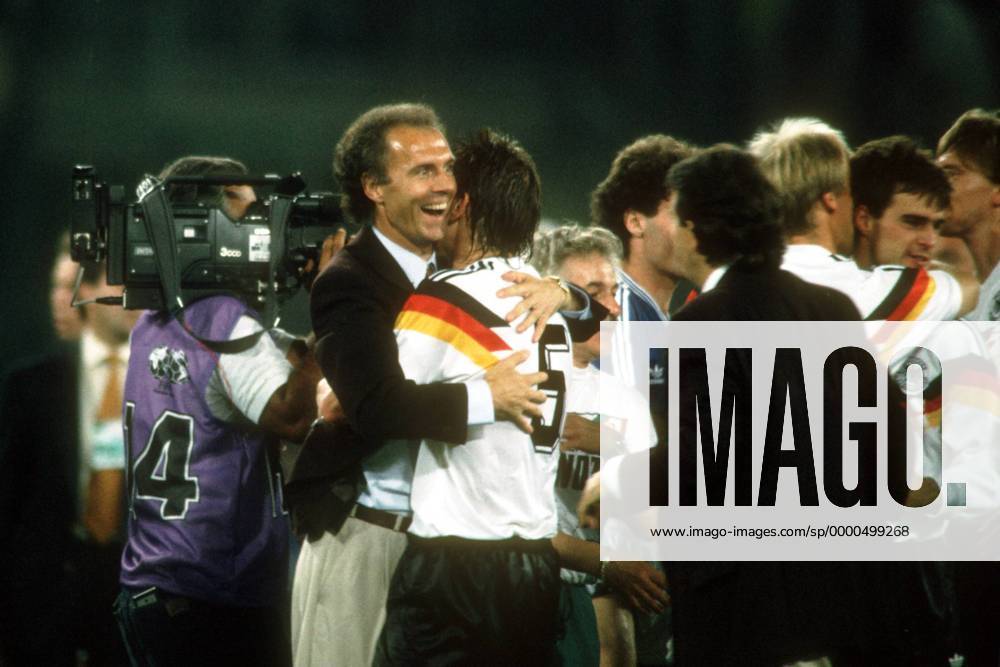Teamchef Franz Beckenbauer (2. v. li.) umarmt Klaus Augenthaler (beide Deutschland) - Weltmeister Fußball WM Herren Weltmeisterschaft 1990, Länderspiel, Finale, Endspiel Gruppe Olympiastadion Rom Glück, Freude, Begeisterung,