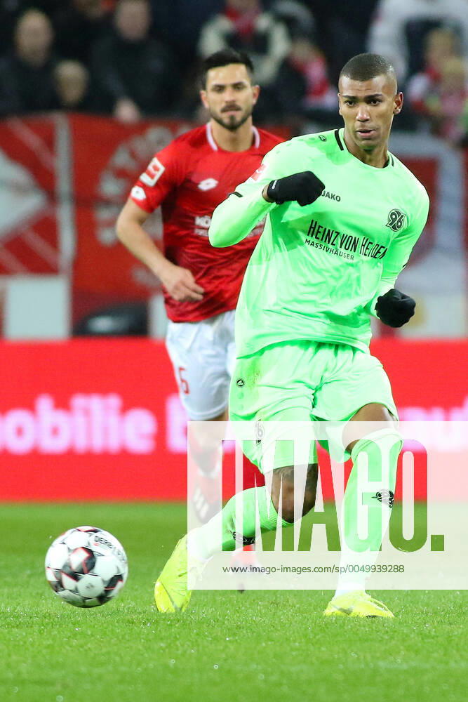Mainz, Germany 09 December 2018 1 BL 18 19 FSV Mainz 05 vs Hannover 96 Walace Hannover , action single image Êwith ball, high, portrait DFL regulations prohibit any use of photographs as image sequences and or quasi video 1 BL 18 19 FSV Mainz 05 vs Hannover 96 jrac