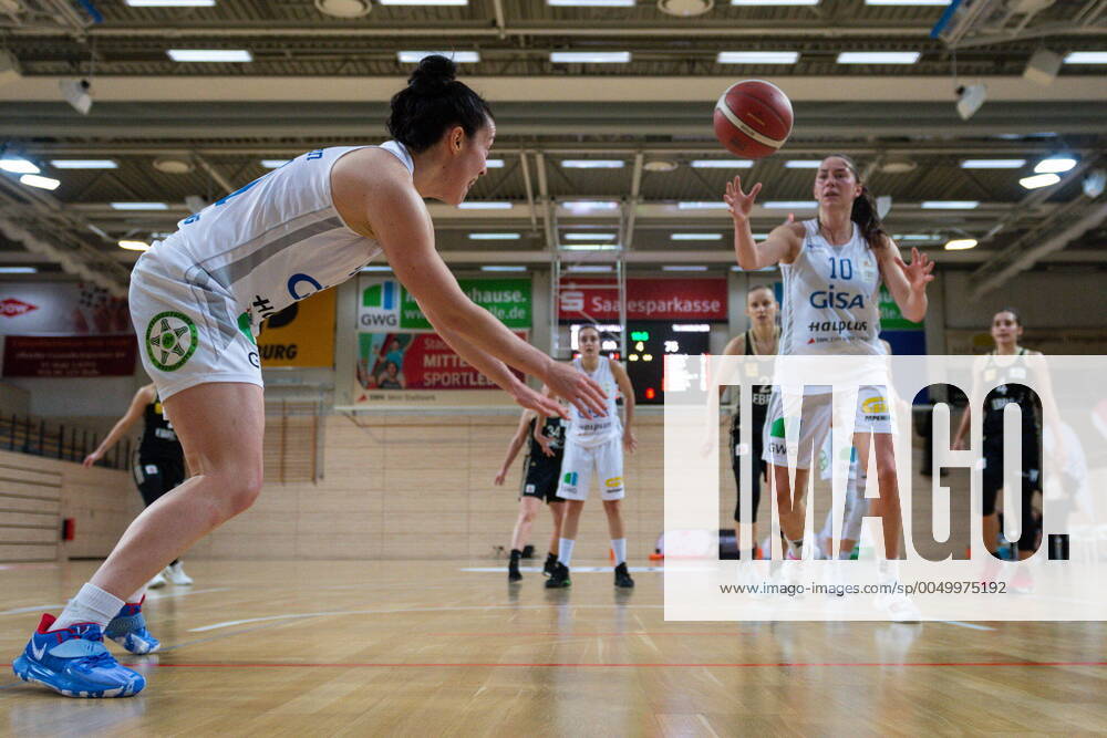 Eilidh Simpson 41, GISA Lions SV Halle with pike GISA Lions SV Halle vs TK Hannover Basketball 1 Bundesliga ERDGAS Sportarena Halle Saale 23 12 2020 Foto Holger John Sachsen Anhalt Germany