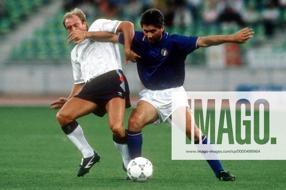 Carlo Ancelotti (re., Italien) gegen Steve McMahon (England) Fußball WM Herren Weltmeisterschaft 1990, Länderspiel, Spiel um Platz 3, Italien - England 2:1, Vneg Gruppe San Nicola, Sant Nicola Bari Dynamik,