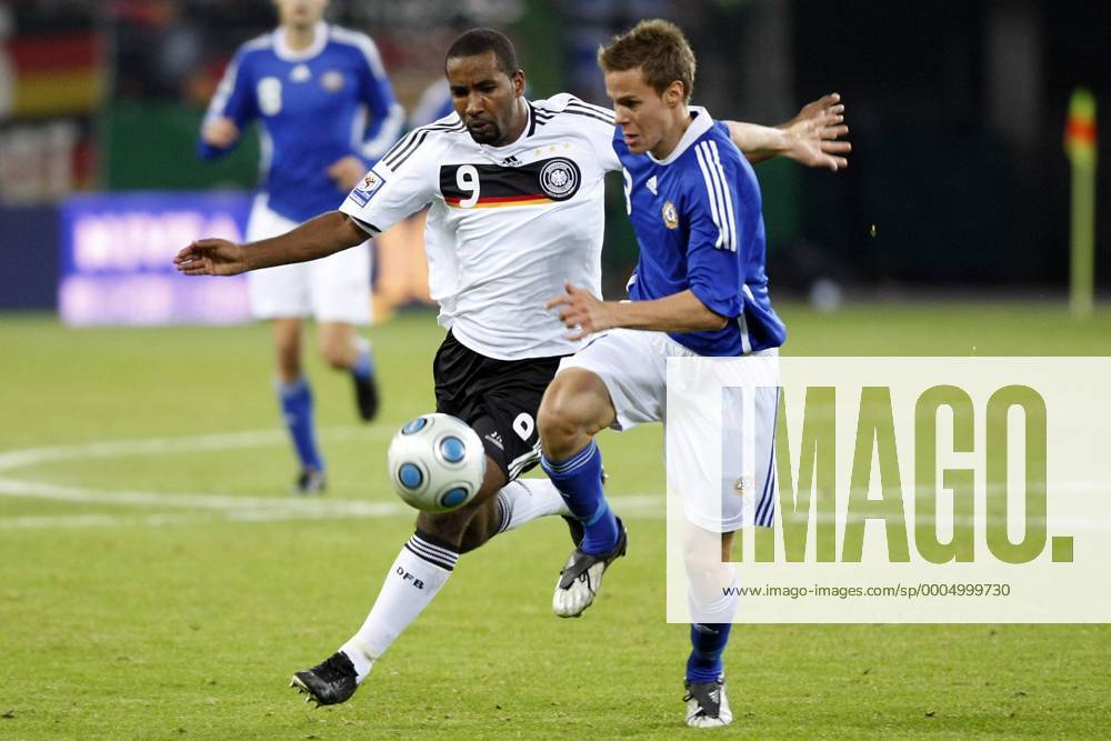 Cacau (Deutschland, li.) gegen Niklas Moisander (Finnland), ZWEIx xPhilippxSzyzax
