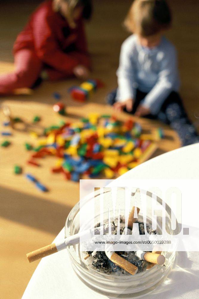 Spielende Kinder in einem Raucherhaushalt